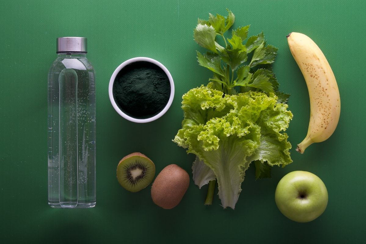 Pria menikmati makanan bergizi sehat